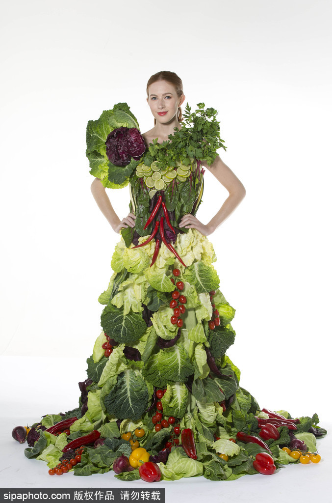 時尚bug沖擊！ 英國模特展示沙拉材料制成服裝