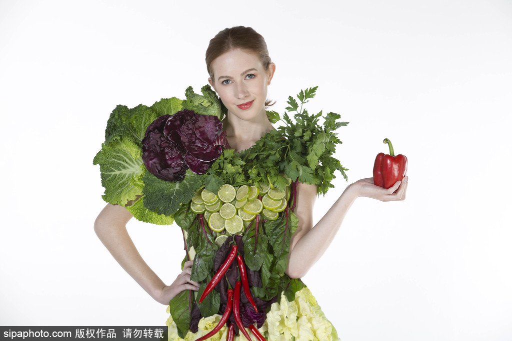 時尚bug沖擊！ 英國模特展示沙拉材料制成服裝