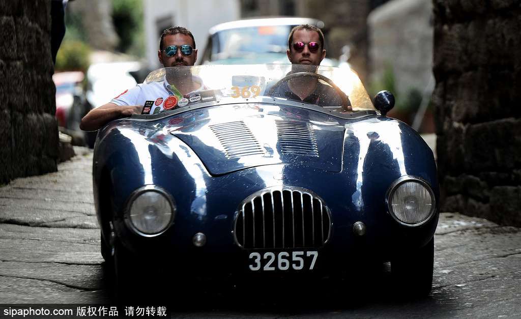 意大利小鎮上演“1000 Miles”老爺車賽 各式各樣重溫經典