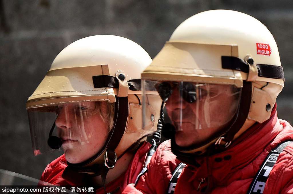 意大利小鎮(zhèn)上演“1000 Miles”老爺車賽 各式各樣重溫經(jīng)典