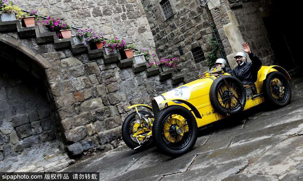 意大利小鎮(zhèn)上演“1000 Miles”老爺車(chē)賽 各式各樣重溫經(jīng)典