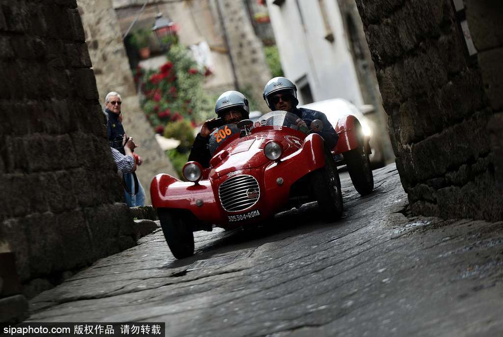 意大利小鎮(zhèn)上演“1000 Miles”老爺車(chē)賽 各式各樣重溫經(jīng)典