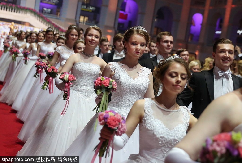 維也納慈善舞會莫斯科盛大開幕 現場美女俊男云集華麗繽紛