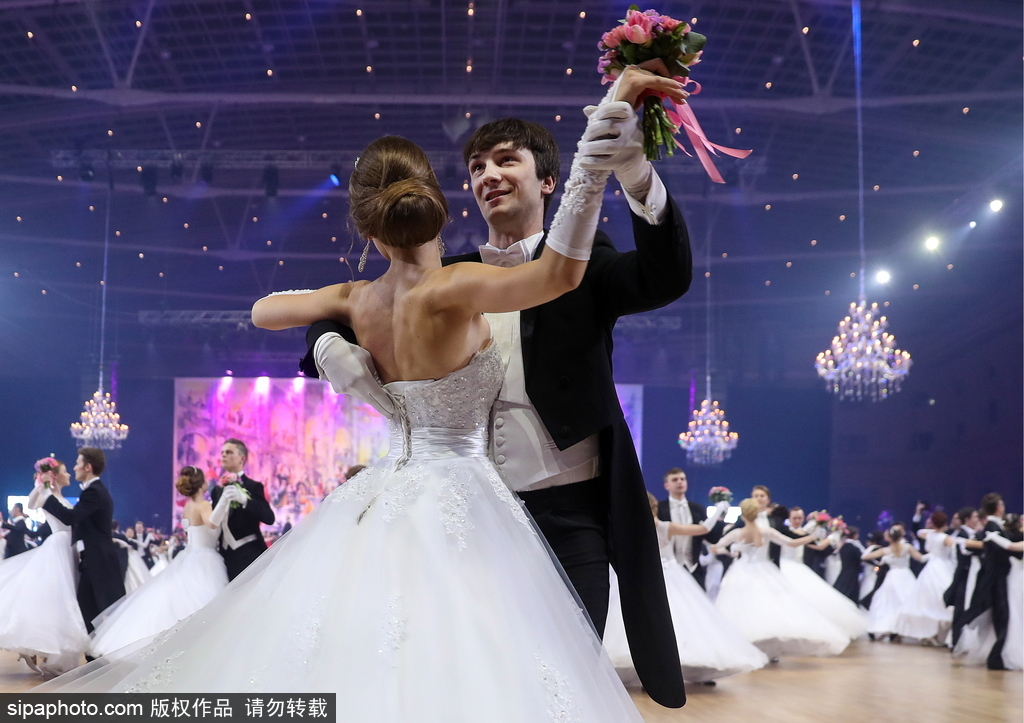 維也納慈善舞會莫斯科盛大開幕 現(xiàn)場美女俊男云集華麗繽紛