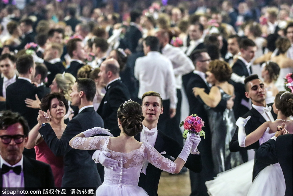 維也納慈善舞會莫斯科盛大開幕 現(xiàn)場美女俊男云集華麗繽紛