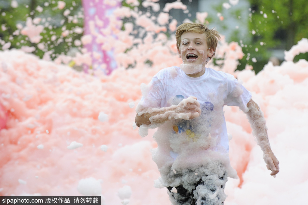 地球上最開(kāi)心的五公里！英國(guó)泡泡跑歡樂(lè)來(lái)襲嗨翻天