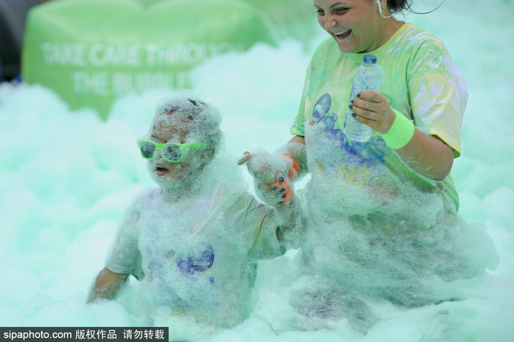 地球上最開心的五公里！英國(guó)泡泡跑歡樂來襲嗨翻天