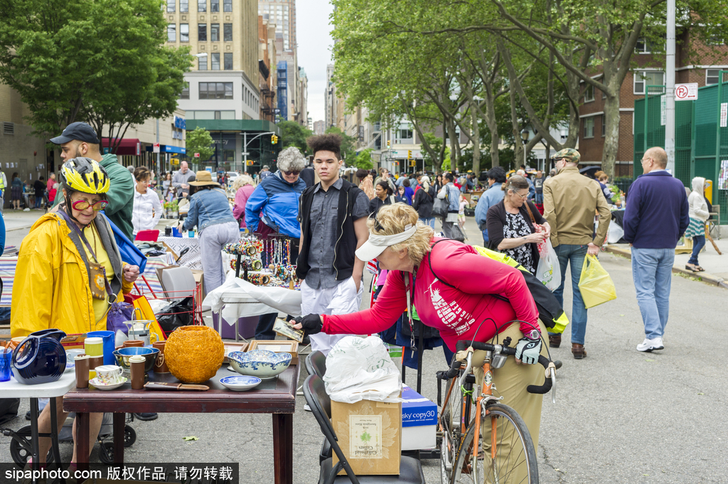 紐約民眾“淘寶”時節到來 年度跳蚤市場拉開帷幕