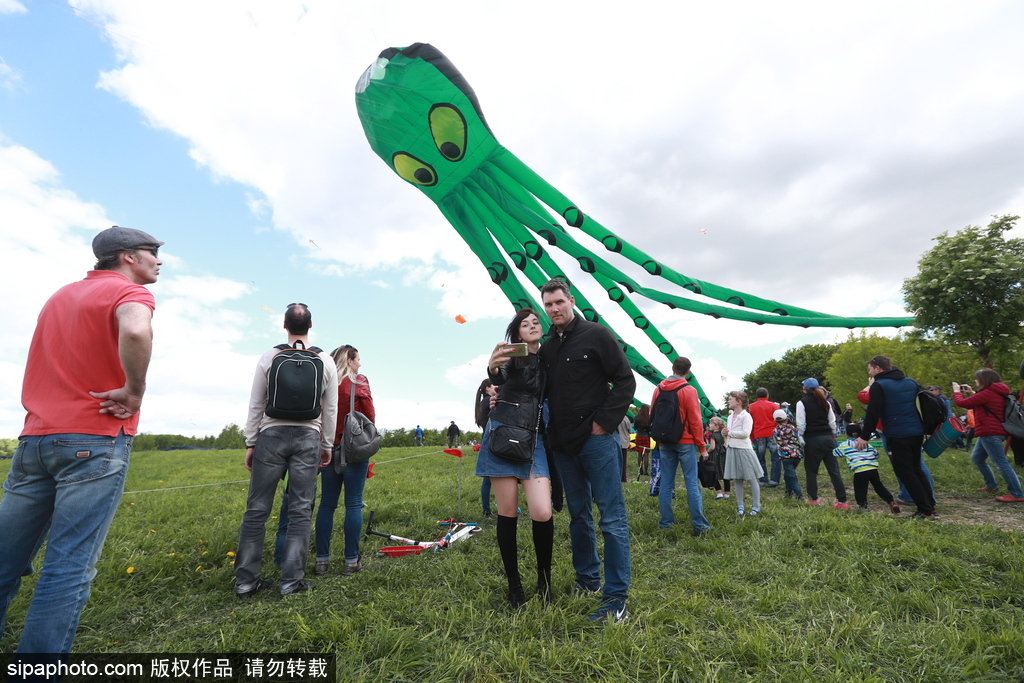 俄羅斯莫斯科舉行風(fēng)箏節(jié) 五彩繽紛點綴藍(lán)天