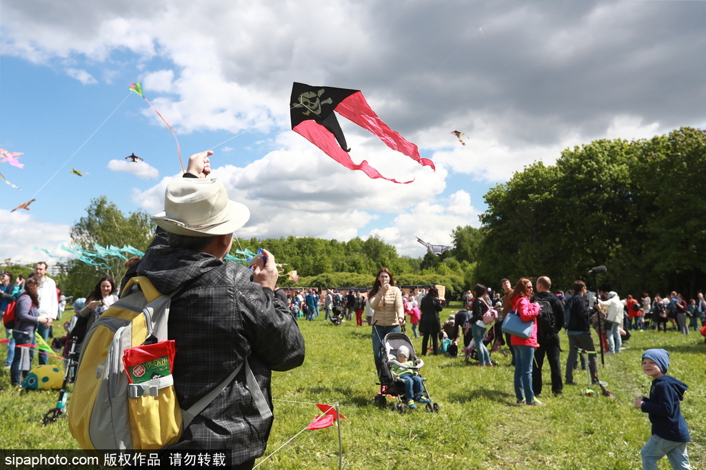 俄羅斯莫斯科舉行風箏節 五彩繽紛點綴藍天