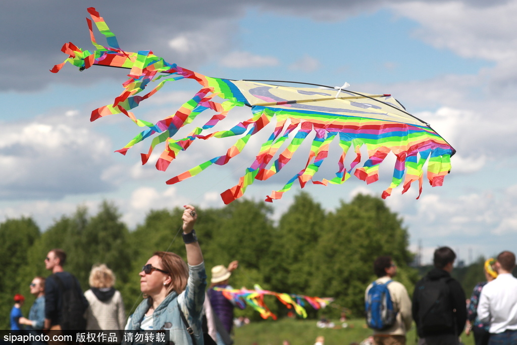 俄羅斯莫斯科舉行風(fēng)箏節(jié) 五彩繽紛點(diǎn)綴藍(lán)天