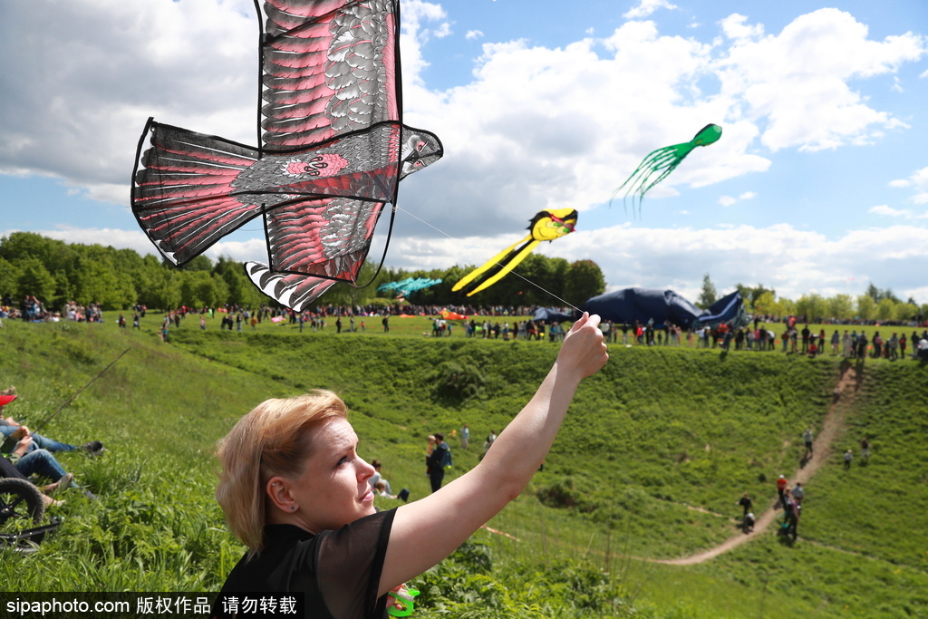 俄羅斯莫斯科舉行風箏節 五彩繽紛點綴藍天