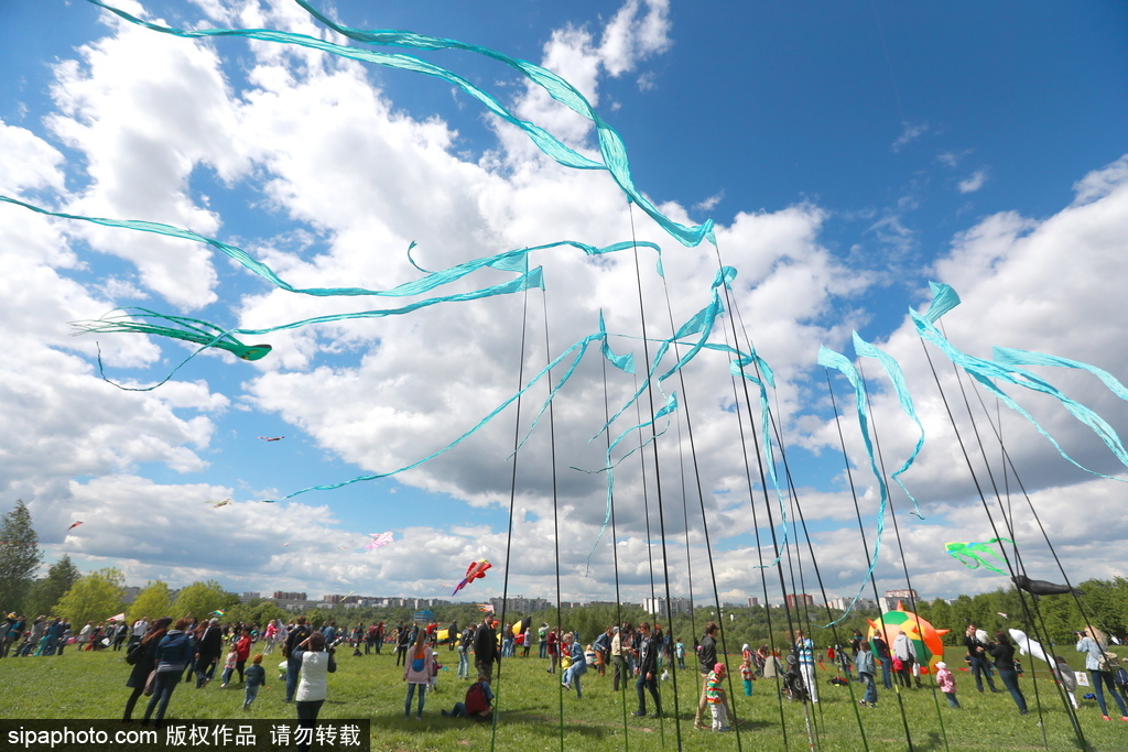 俄羅斯莫斯科舉行風(fēng)箏節(jié) 五彩繽紛點(diǎn)綴藍(lán)天