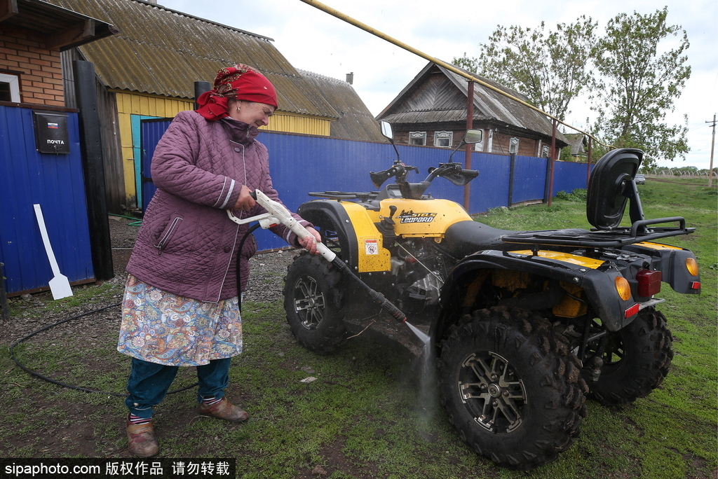 厲害了！俄羅斯老人開全地形車犁地超拉風(fēng)