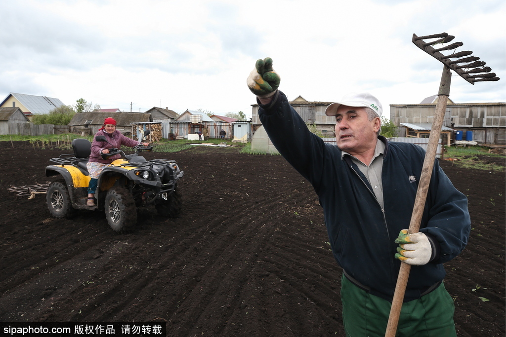 厲害了！俄羅斯老人開全地形車犁地超拉風