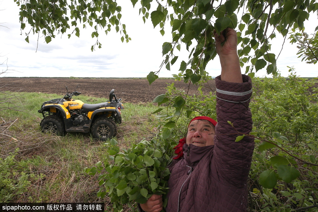 厲害了！俄羅斯老人開全地形車?yán)绲爻L(fēng)