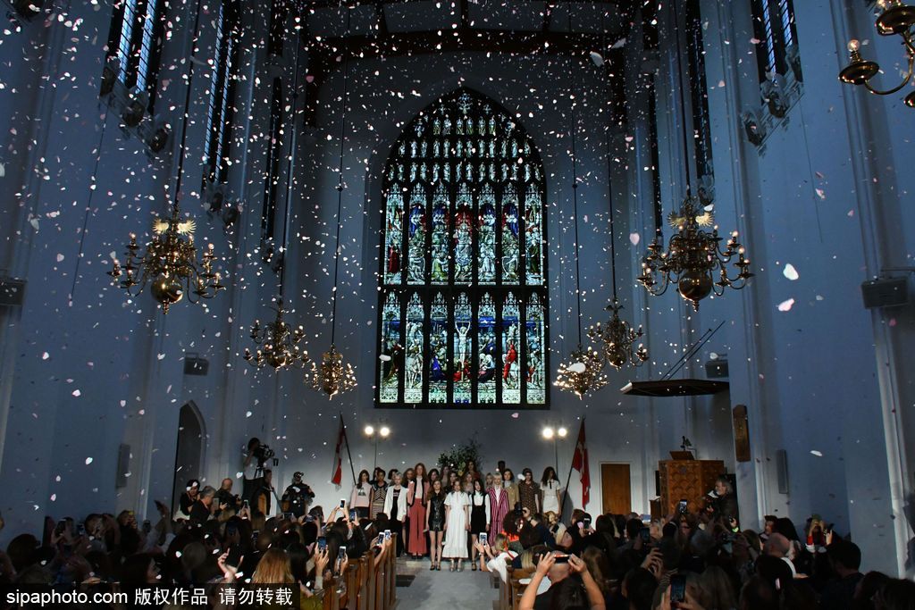 IT Girl始祖艾里珊·鐘服裝品牌上線穿綠裙亮相秀場(chǎng)