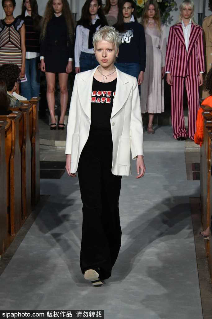 IT Girl始祖艾里珊·鐘服裝品牌上線穿綠裙亮相秀場