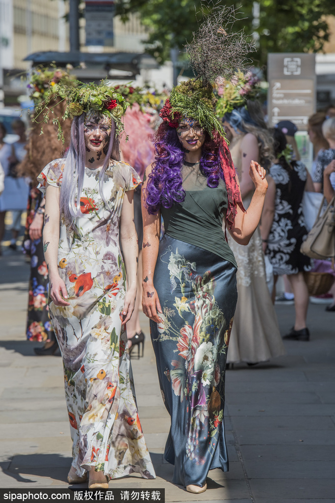 英國切爾西花展時裝展 模特變身彩色花仙子