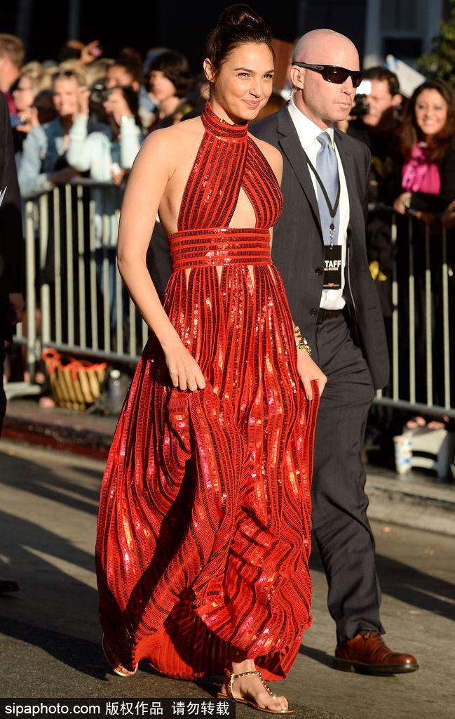 “神奇女俠”蓋爾·加朵穿紅色條紋裙亮相人氣爆棚