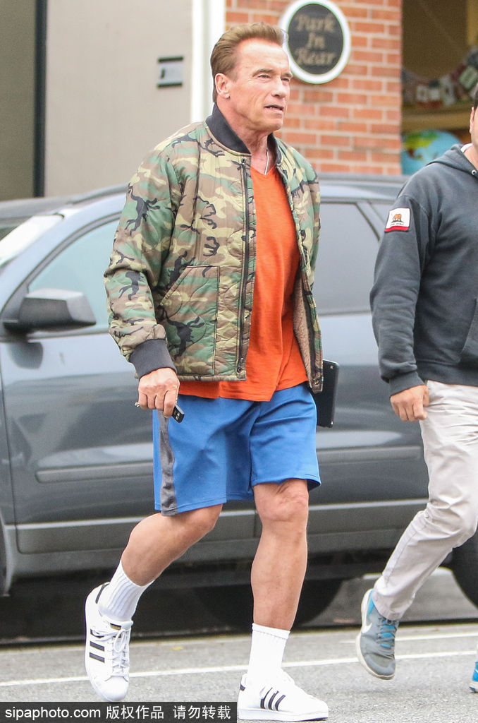 迎六一？硬漢施瓦辛格與兒子Patrick街頭擁抱大秀父子情深