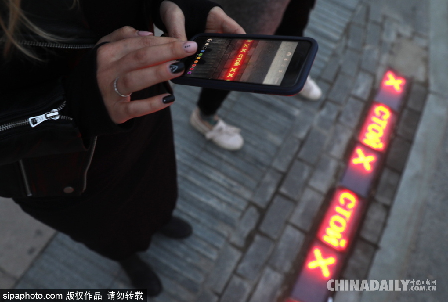 “長”在斑馬線上的紅綠燈 莫斯科一街道專為低頭黨設(shè)計