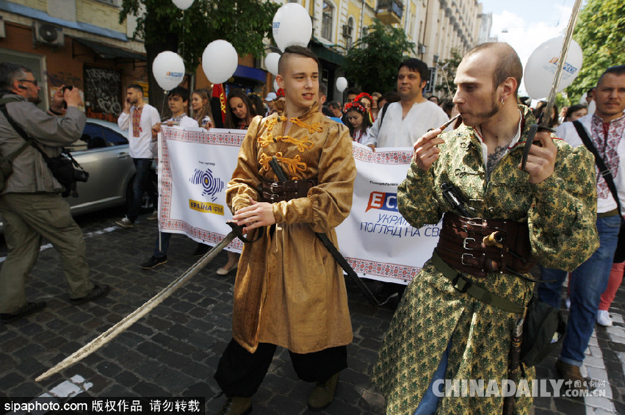 烏克蘭基輔傳統服飾大游行 喵星人身著繡花套衫美美噠