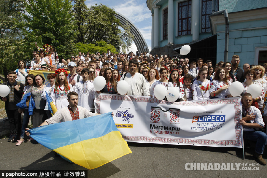 烏克蘭基輔傳統(tǒng)服飾大游行 喵星人身著繡花套衫美美噠