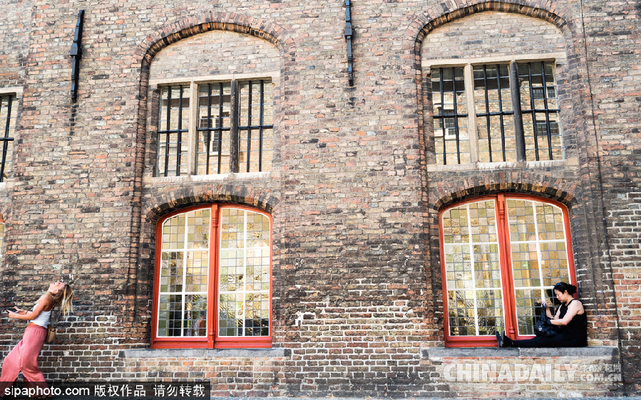 比利時布魯日迎來旅游旺季 夏日風光清新亮麗