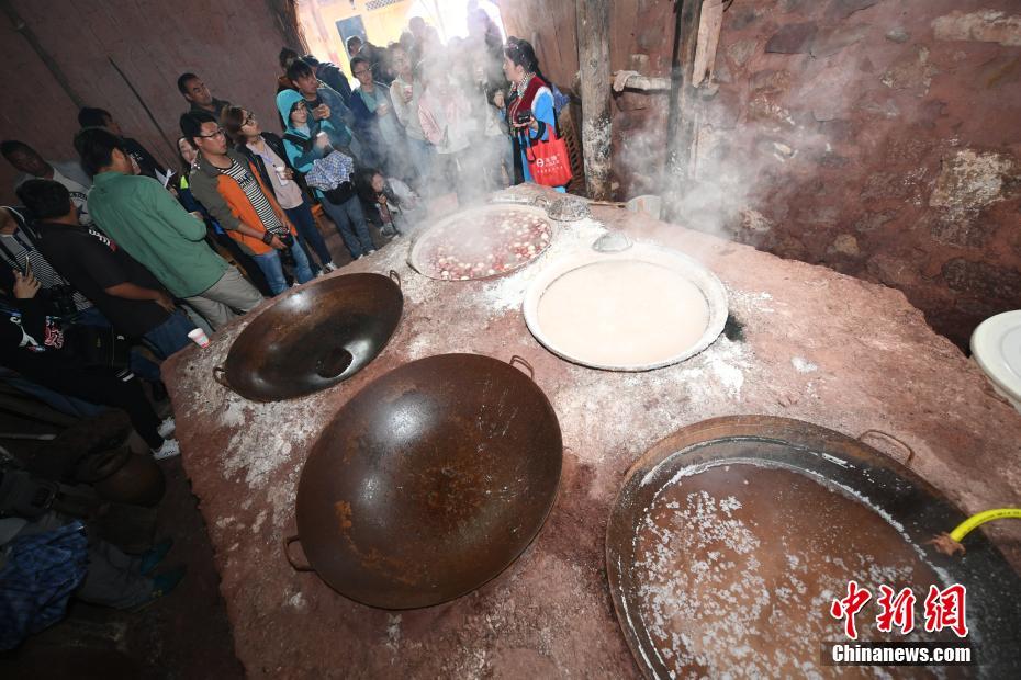 云南小鎮200年古鹽泉淌出“桃花鹽”