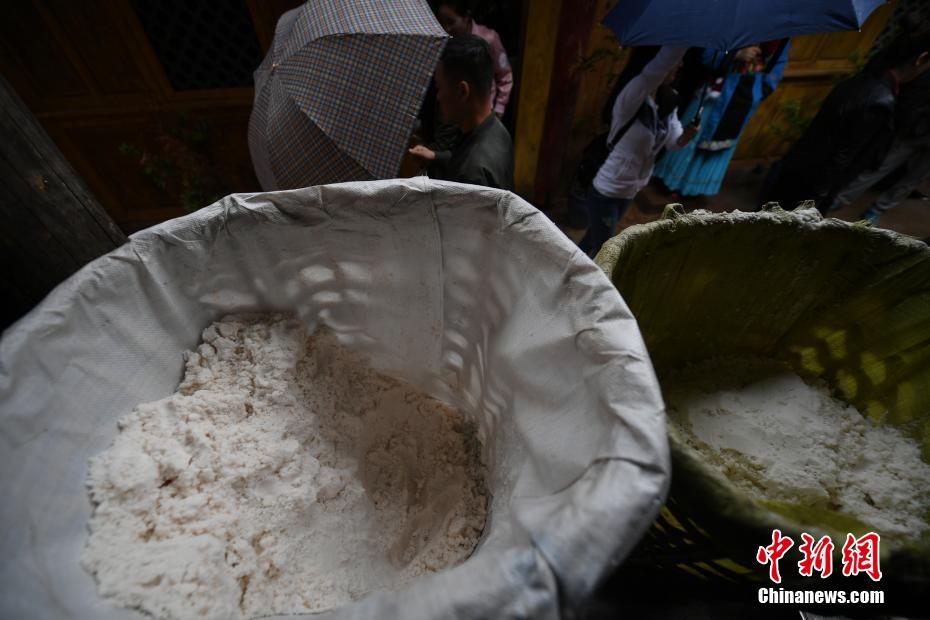 云南小鎮200年古鹽泉淌出“桃花鹽”