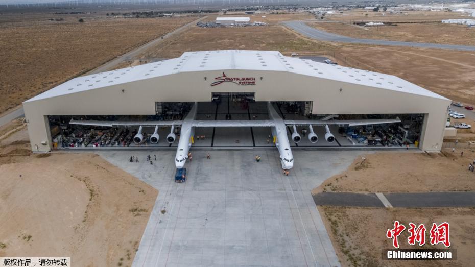 世界最大飛機首次亮相 翼展達117米