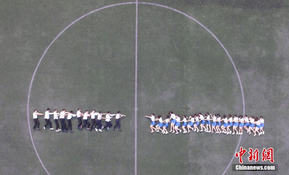 高校畢業(yè)季 江西學子航拍畢業(yè)照定格青春