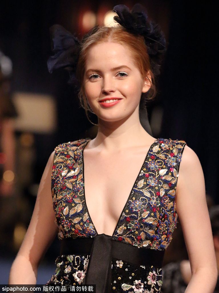 英國20歲女星艾麗·巴姆博亮相東京秀場 娃娃臉可愛十足