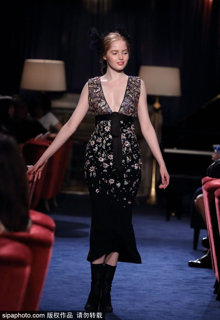 英國20歲女星艾麗·巴姆博亮相東京秀場 娃娃臉可愛十足