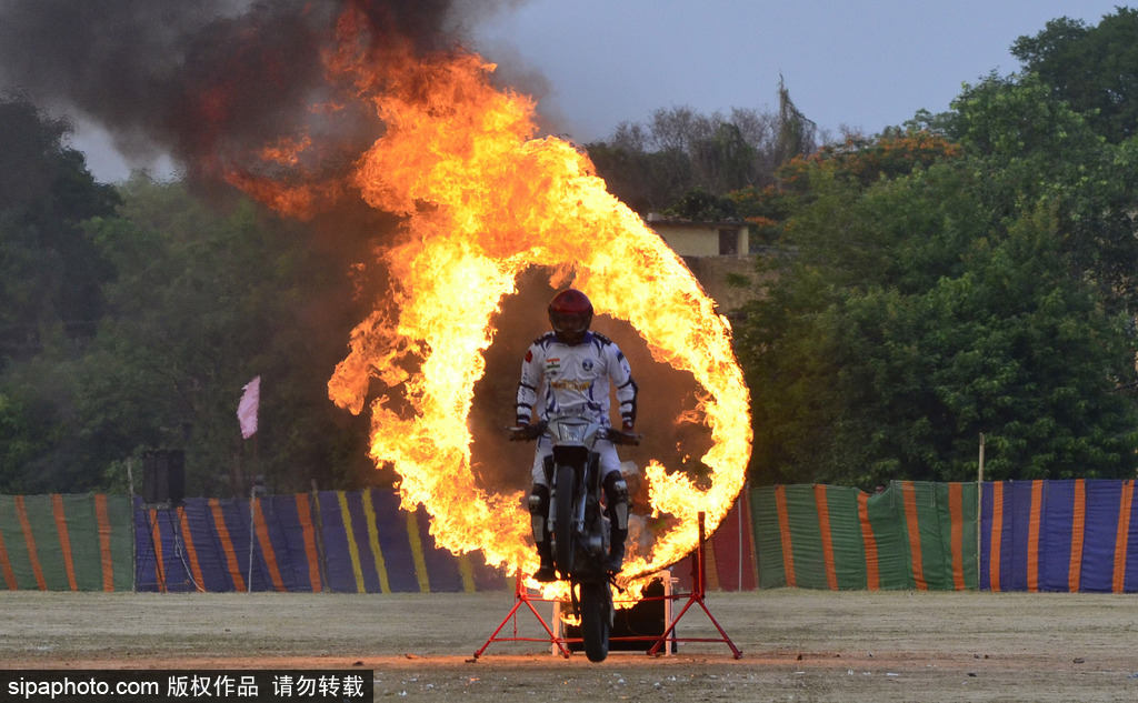 摩托大軍又開掛！印度 “Dare Devils”上演特技表演