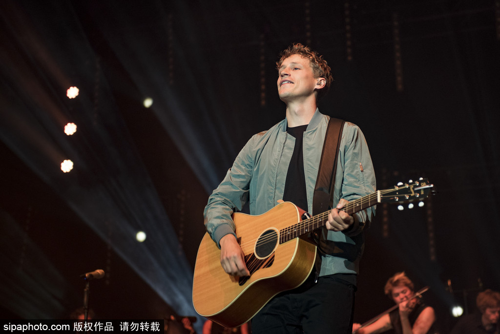 德國超萌“正太歌手”蒂姆·本茨科演唱會 抱吉他自彈自唱氣質(zhì)純良