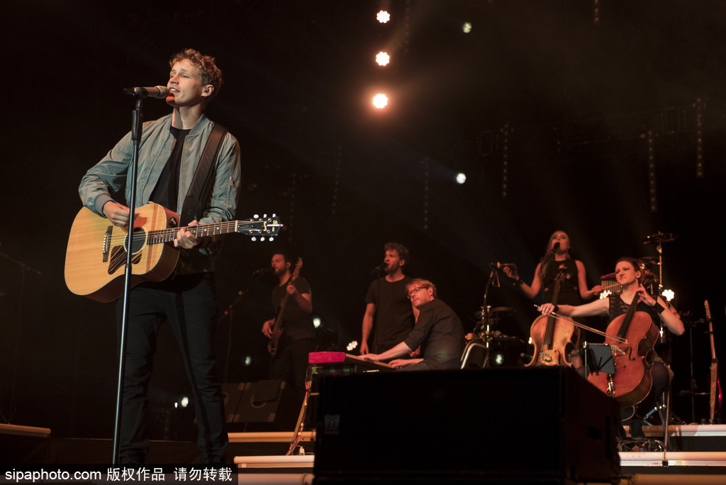 德國超萌“正太歌手”蒂姆·本茨科演唱會 抱吉他自彈自唱氣質純良