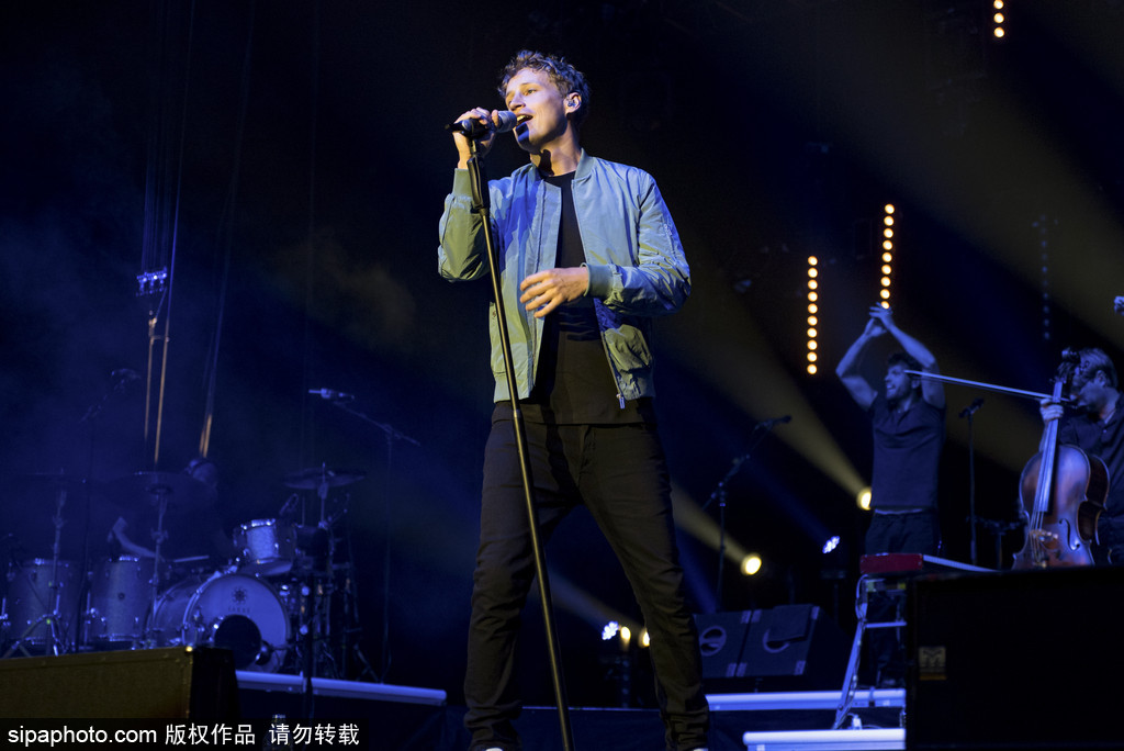 德國超萌“正太歌手”蒂姆·本茨科演唱會 抱吉他自彈自唱氣質純良