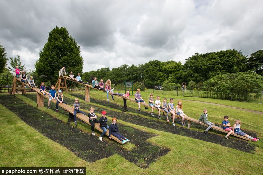 英國(guó)再現(xiàn)世界第一個(gè)兒童滑梯 距今九十多年竟沒(méi)有邊沿