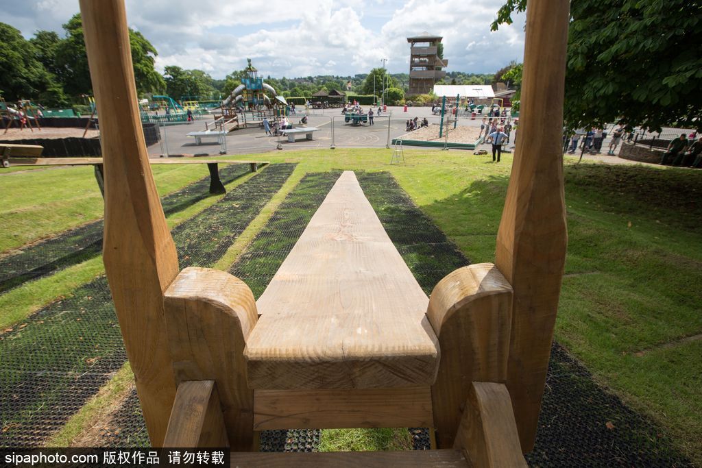 英國(guó)再現(xiàn)世界第一個(gè)兒童滑梯 距今九十多年竟沒(méi)有邊沿
