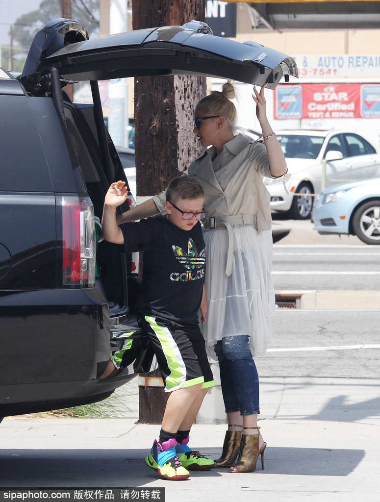 風格辣媽格溫·史蒂芬妮潮裝出街火焰紅唇妖艷吸睛