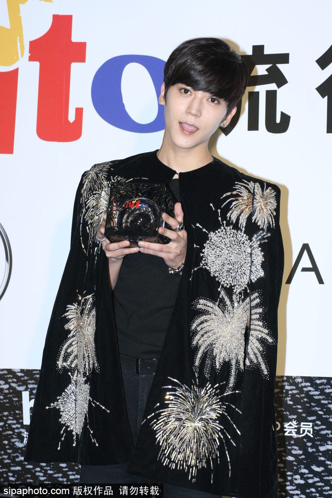 2017hito流行音樂(lè)獎(jiǎng)：撞臉鹿晗？畢書盡潮裝帥氣表情呆萌