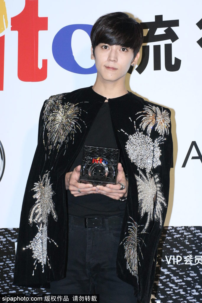 2017hito流行音樂獎：撞臉鹿晗？畢書盡潮裝帥氣表情呆萌