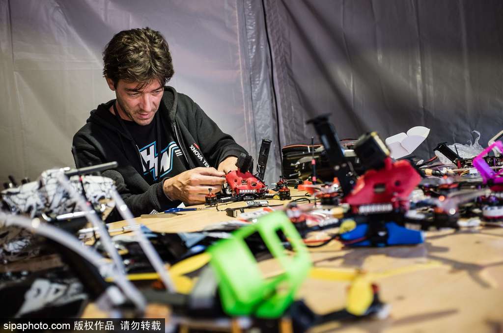 巴黎舉辦無人機(jī)節(jié) 42個(gè)國家參賽者香榭麗舍上演激情競技