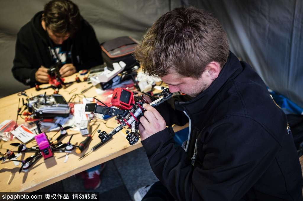 巴黎舉辦無人機節(jié) 42個國家參賽者香榭麗舍上演激情競技