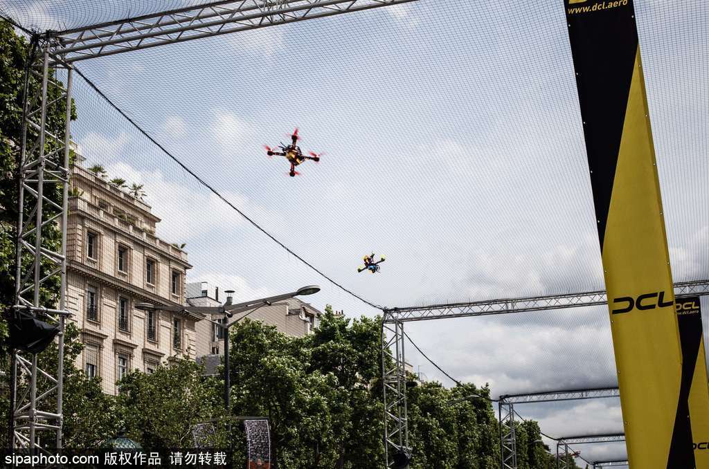 巴黎舉辦無人機節 42個國家參賽者香榭麗舍上演激情競技