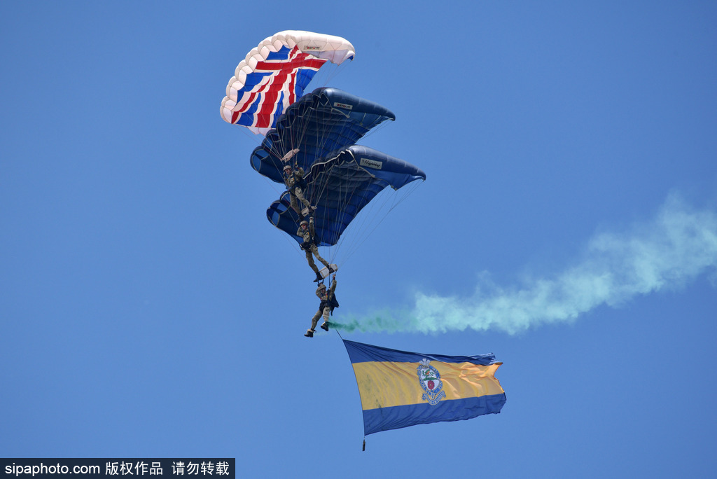2017英國(guó)托貝航展開(kāi)幕 “紅箭”飛行表演隊(duì)空中炫技