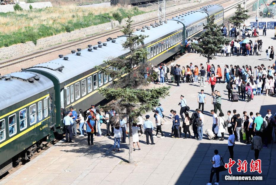 “高考專列”開行15年 兩萬多名邊遠考生受益(組圖)