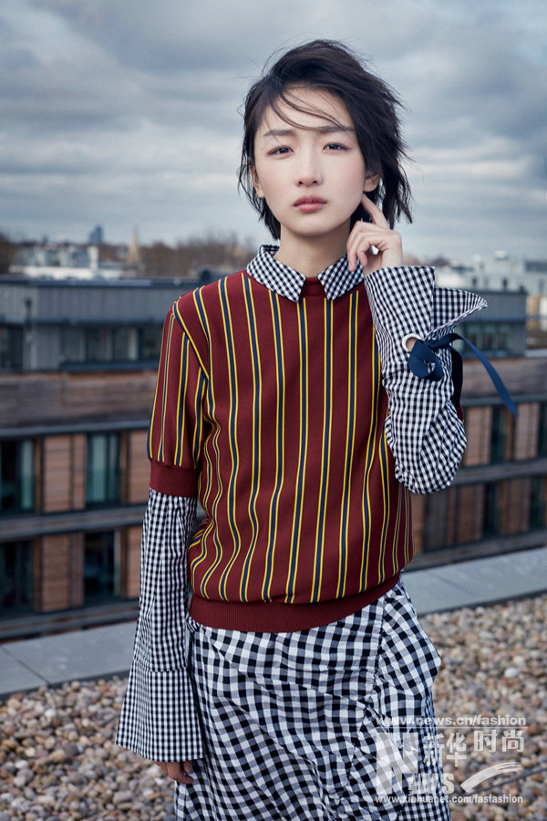 周冬雨登時(shí)尚雜志封面 漫步街頭酷美范兒十足